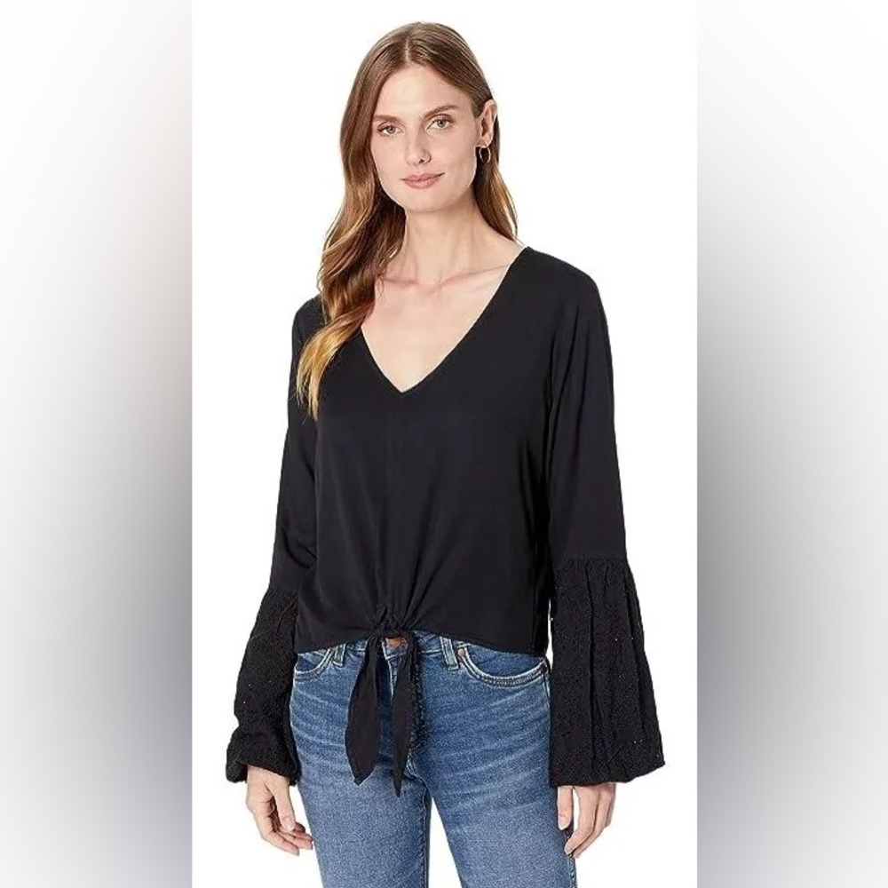 Wranglers Retro Women’s Relaxed Fit V-Neck Black Blouse Size: Small